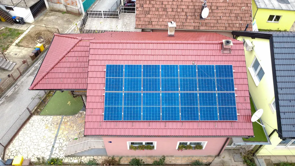 Solarna elektrana, pogled dronom, Put