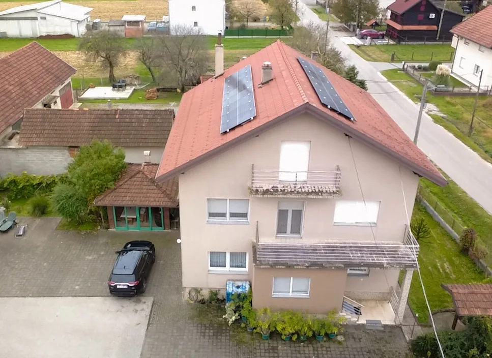 Solarna elektrana, pogled dronom, Gudci